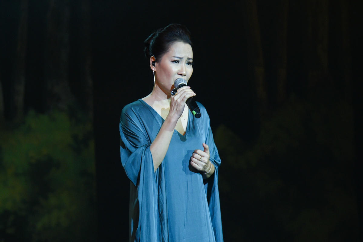 Nhạc sĩ Giáng Son bất ngờ tái xuất sàn diễn khi thể hiện chính ca khúc do chị sáng tác "Anh là tất cả của đời em", phổ thơ Xuân Quỳnh. Chị thả vào đó những gam màu tươi sáng, nhưng cũng đầy da diết, tình cảm, đúng như phong cách âm nhạc thường lệ. Có thể nói, Giáng Son đã thành công khi biến bài thơ của Xuân Quỳnh thành một ca khúc hay, với nhịp điệu tự nhiên, không hề khiên cưỡng và gò ép.