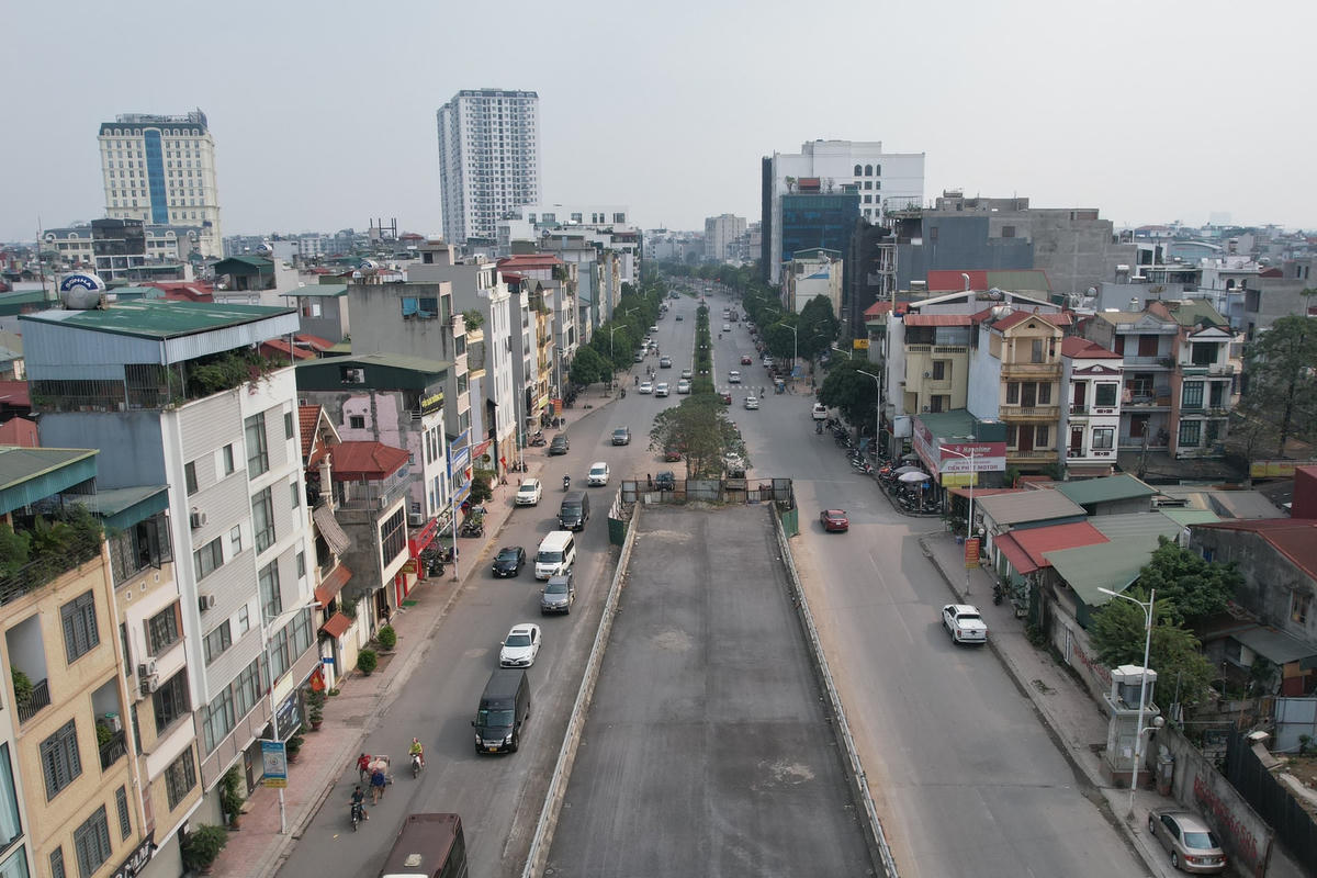 Cận cảnh: Tuyến đường 40m giá nghìn tỷ đồng ở Hà Nội thi công trở lại sau thời gian dài