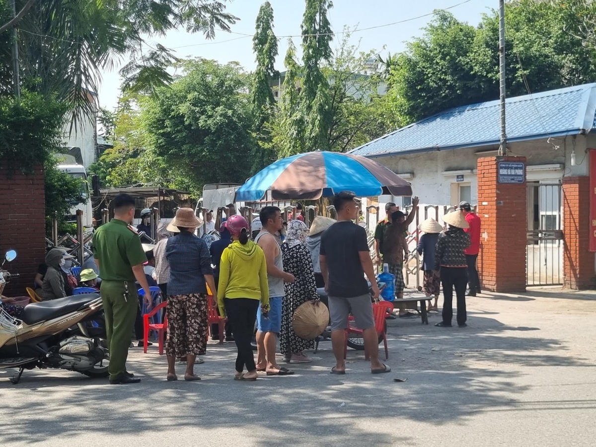 Người dân tập trung trước cổng doanh nghiệp yêu cầu dừng sản xuất.