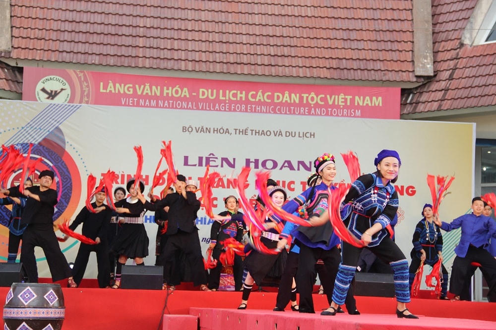Tiết mục văn nghệ và trình diễn trang phục sôi động được các nghệ nhân, diễn viên quần chúng đến từ tỉnh Lào Cai.