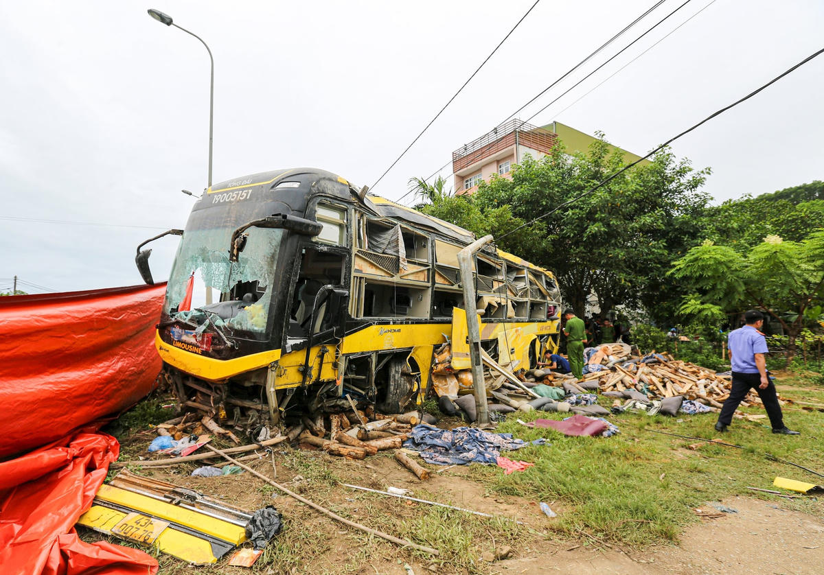 Thời điểm xảy ra tai nạn, trên xe có khoảng 28 người. Hiện đã có 10 người tử vong, 15 người bị thương được đưa đến điều trị tại Bệnh viện Đa khoa Kỳ Anh. Ảnh: Cẩm Kỳ