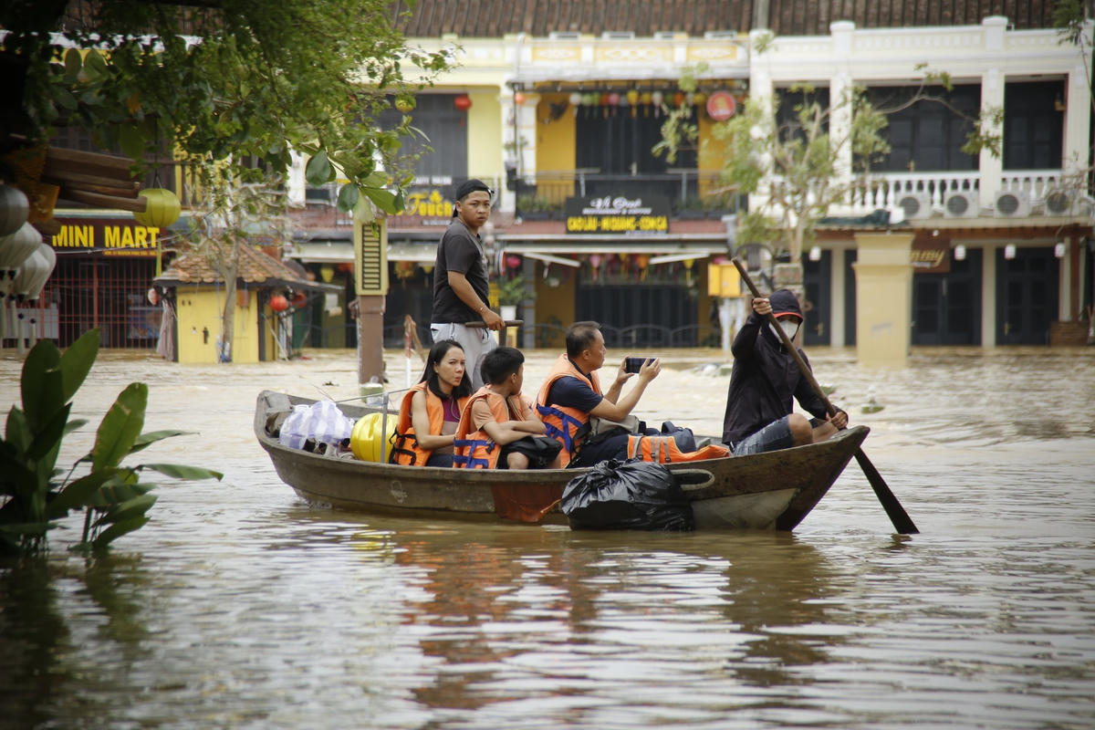 Du khách đi thuyền giữa lòng phố Hội An.