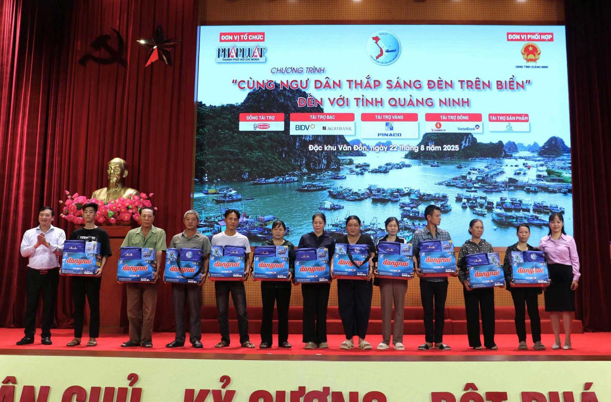 Ban tổ chức trao quà cho các ngư dân Vân Đồn. Ảnh: Đặc khu Vân Đồn.