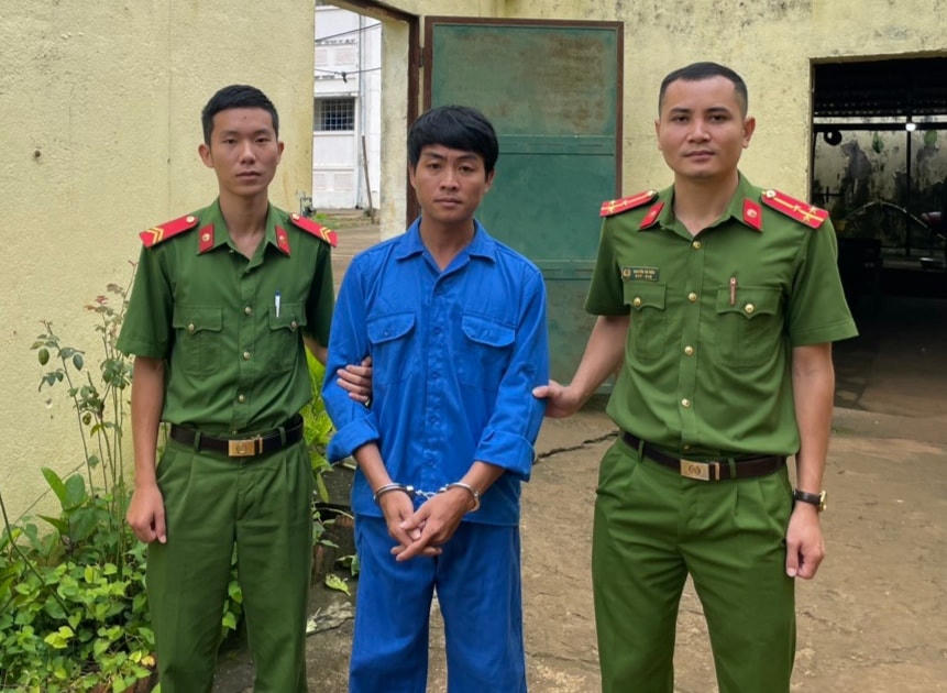 Công an huyện Tuy Đức bắt giữ đối tượng Lê Văn Hiển.