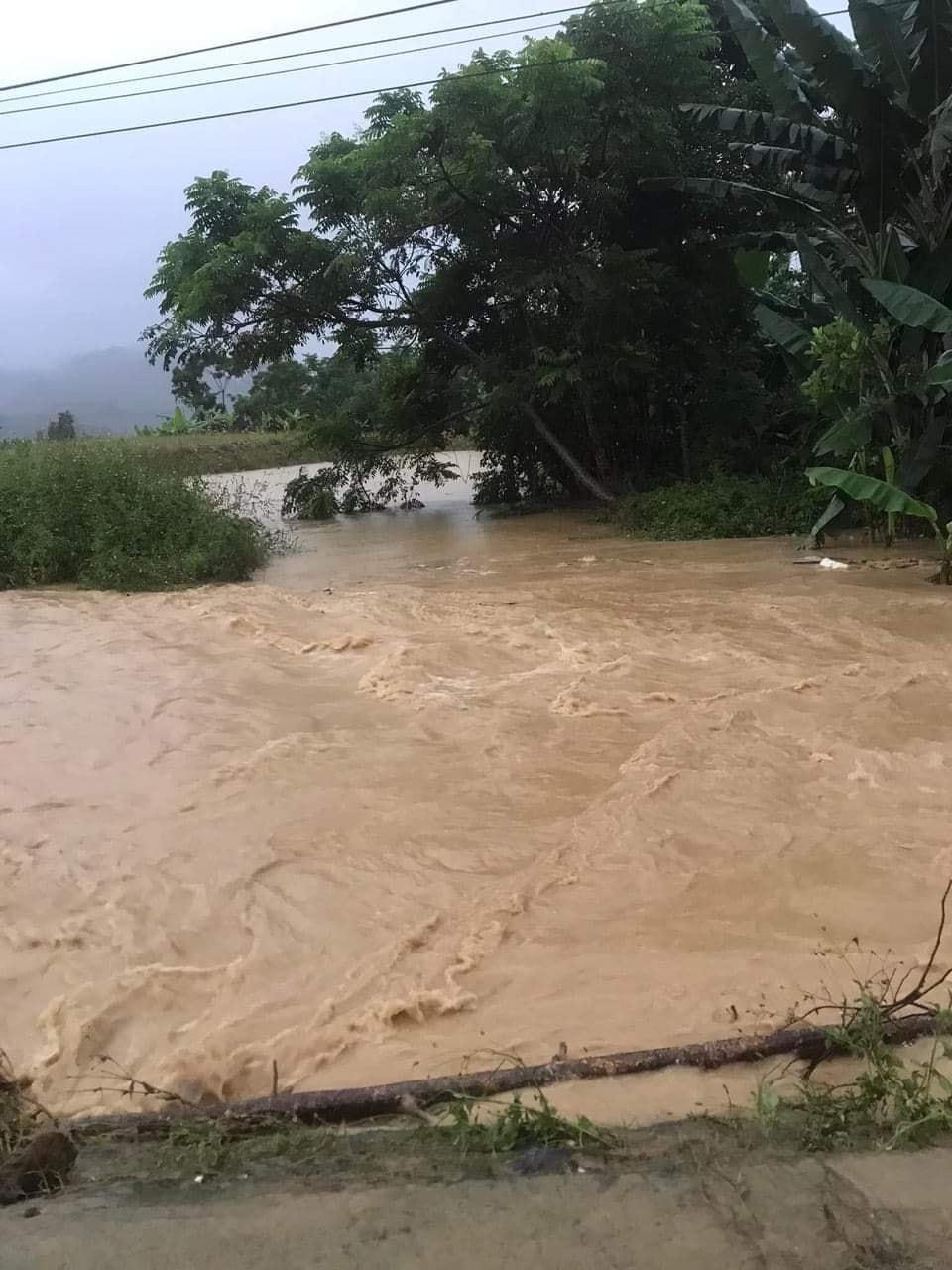 [Ảnh]: Nhiều huyện miền núi ở Thanh Hóa bị ngập, chia cắt do mưa lớn