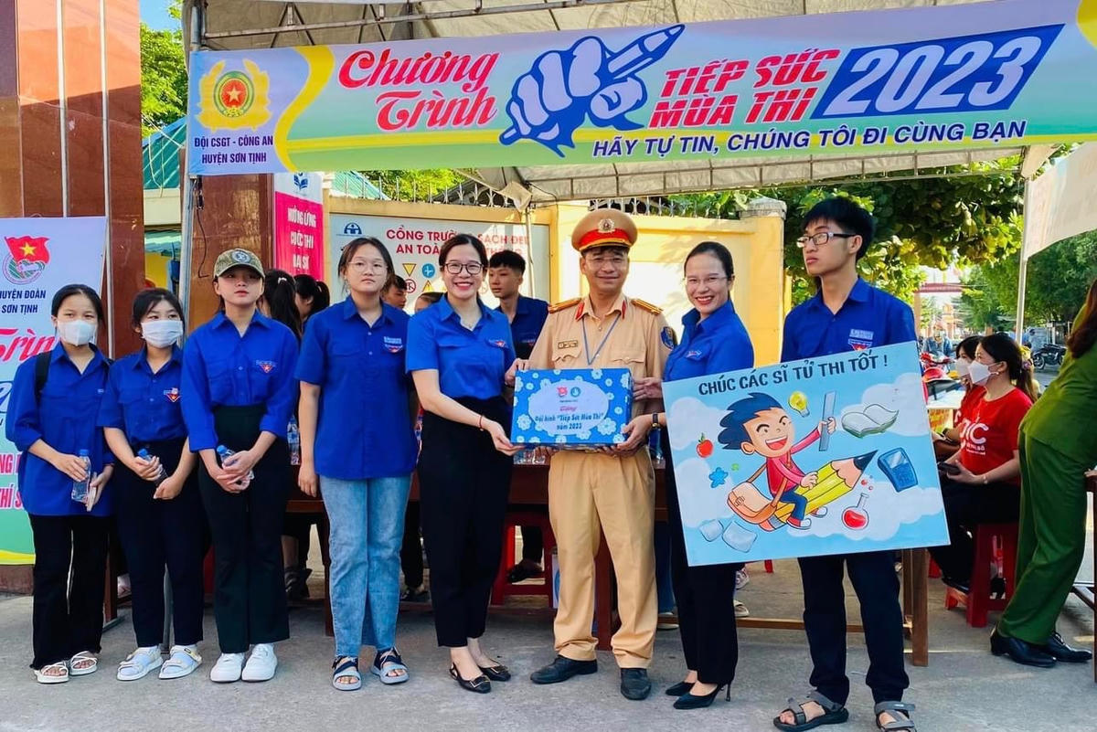 Một điểm tiếp sức mua thi ở Quảng Ngãi.