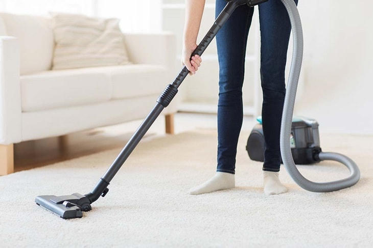 Máy hút bụi có thể chạy ngầm nên cần cần phải rút điện ngay khi không sử dụng.