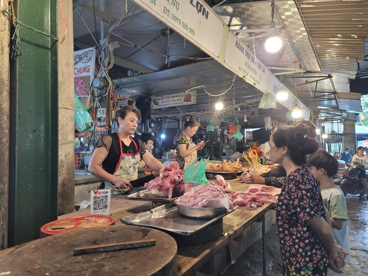 tại khu chợ dân sinh Mỹ Đình (Từ Liêm, Hà Nội) các gian hàng đều có để mã QR ở vị trí thuận lợi để khách quét thanh toán. 