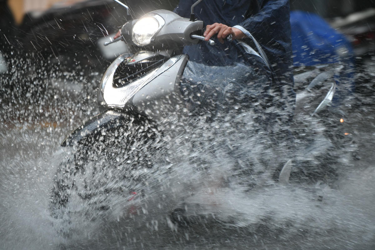 Các xe máy di chuyển khó khăn.