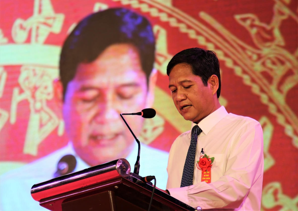 Ông A Viết Sơn, Chủ tịch UBND huyện Nam Giang phát biểu tại lễ khai mạc.