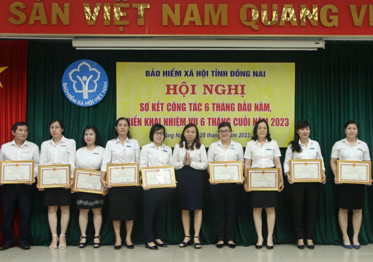 Phó Giám đốc Nguyễn Thị Quy trao thưởng cho các đơn vị, tập thể, cá nhân xuất sắc