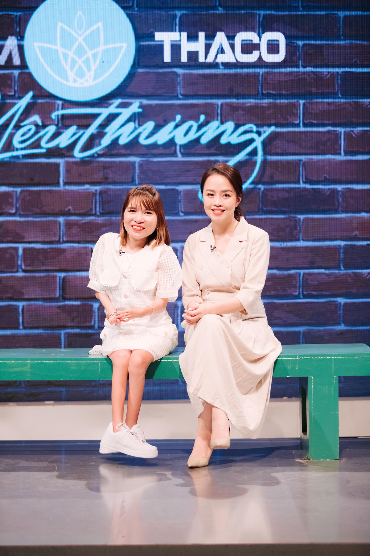 Trên sân khấu "Trạm yêu thương", Huyền kể lại những thiệt thòi, ánh mắt kỳ thị mà bản thân phải chịu đựng. 