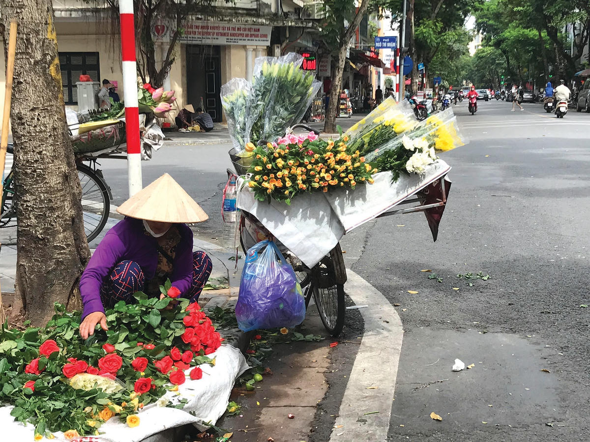 Những chuyến xe hoa vẫn xuất hiện trên đường phố Hà Nội.  