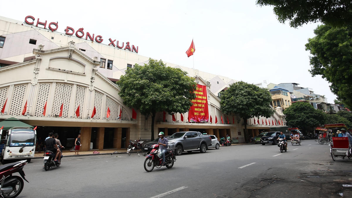 Sau nhiều lần tu sửa, phần mặt tiền của chợ vẫn được bảo tồn nguyên vẹn, tạo nên dấu ấn độc đáo cho những bức ảnh, bưu thiếp về Hà Nội xưa và nay. Vào các buổi tối cuối tuần, nơi đây còn diễn ra chợ đêm, kéo dài từ chợ Đồng Xuân đến khu vực Hồ Hoàn Kiếm.
