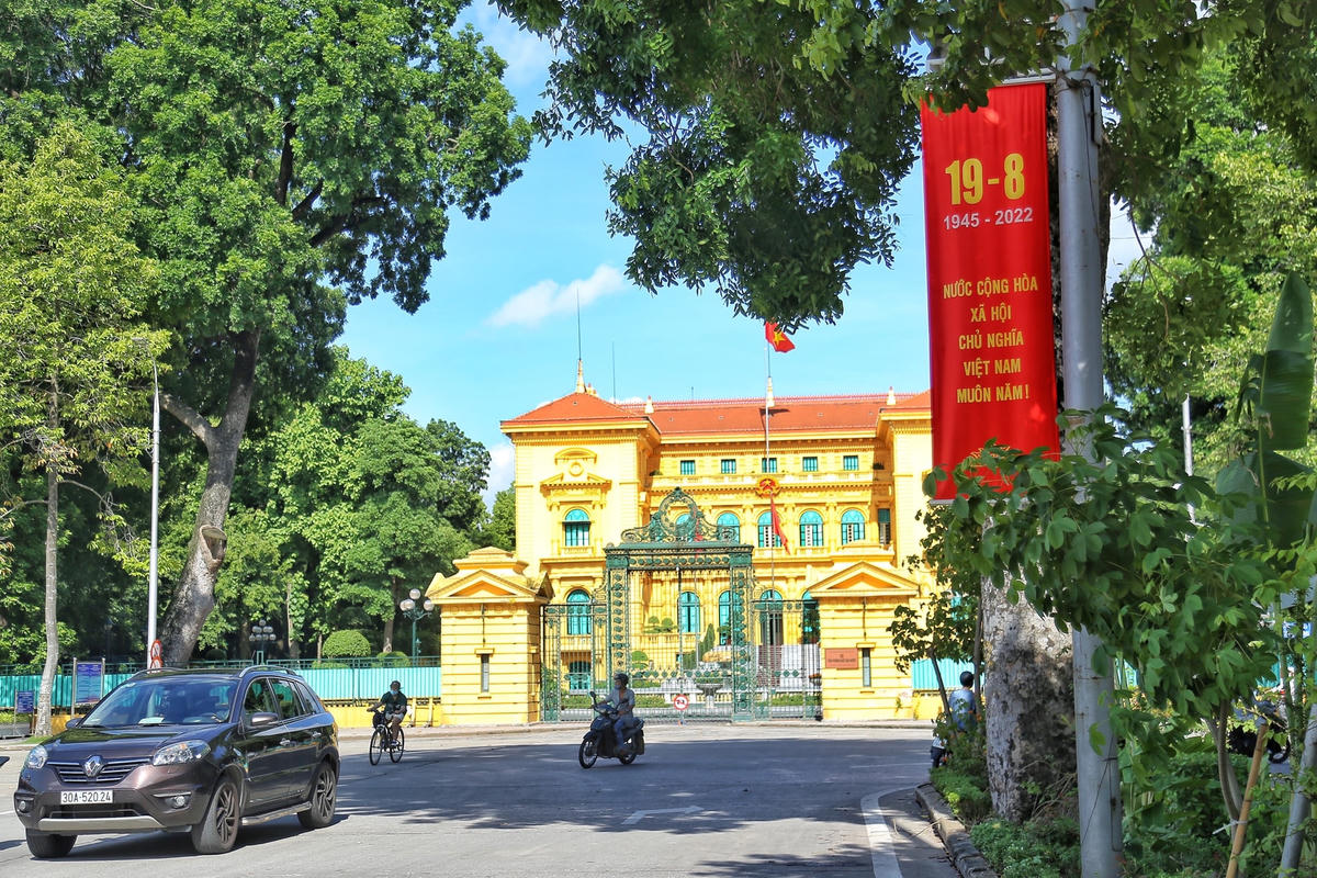 Con đường Hoàng Văn Thụ nối vào Phủ Chủ tịch cũng đã trang hoàng băng rôn, khẩu hiệu.
