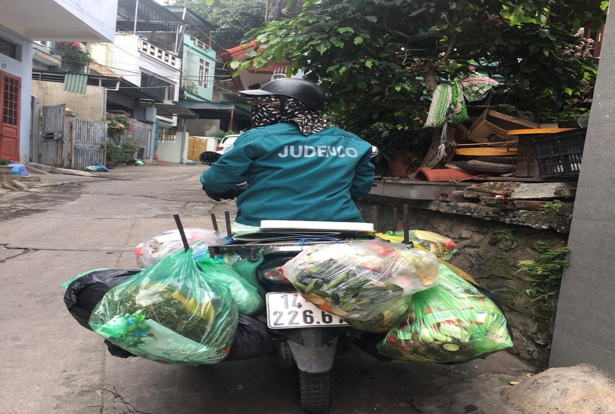 Chiếc xe chở đầy ắp các loại rác thải được đựng sẵn trong túi nilon.