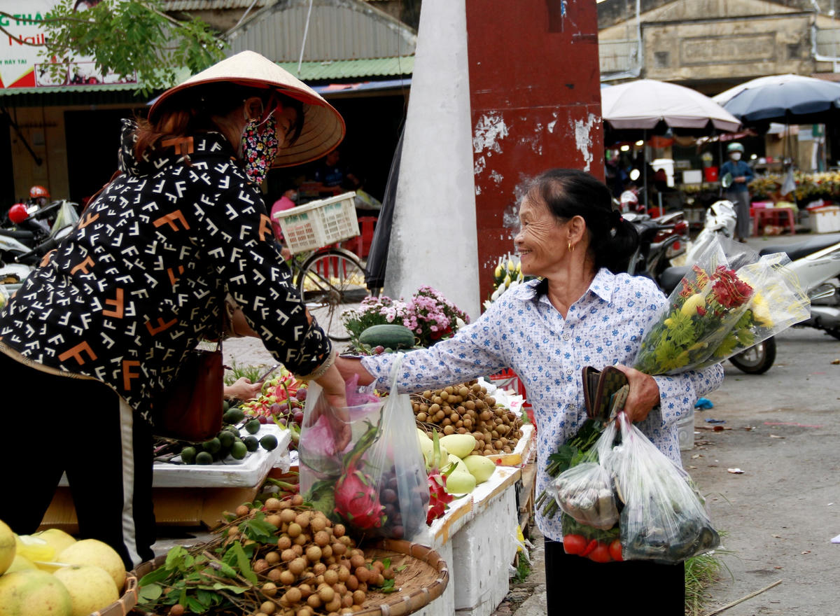 Người dân từ sáng sớm đã có mặt tại chợ Cầu Đông (TP Hà Tĩnh) để chọn cho gia đình những bông hoa, loại quả đẹp nhất dâng lên tổ tiên trong ngày Rằm tháng Bảy. Từ ngày 12/7 Âm lịch, không khí những khu khu chợ ở Hà Tĩnh đã bắt đầu nhộn nhịp.