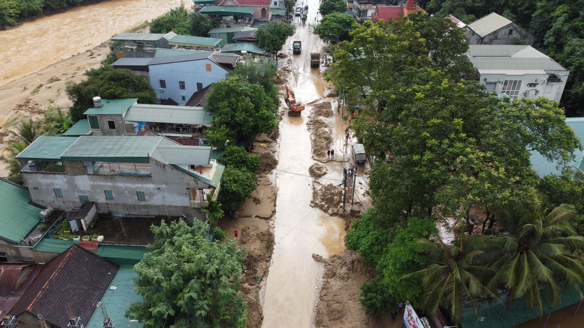 Thị trấn Mường Xén bên con suối.