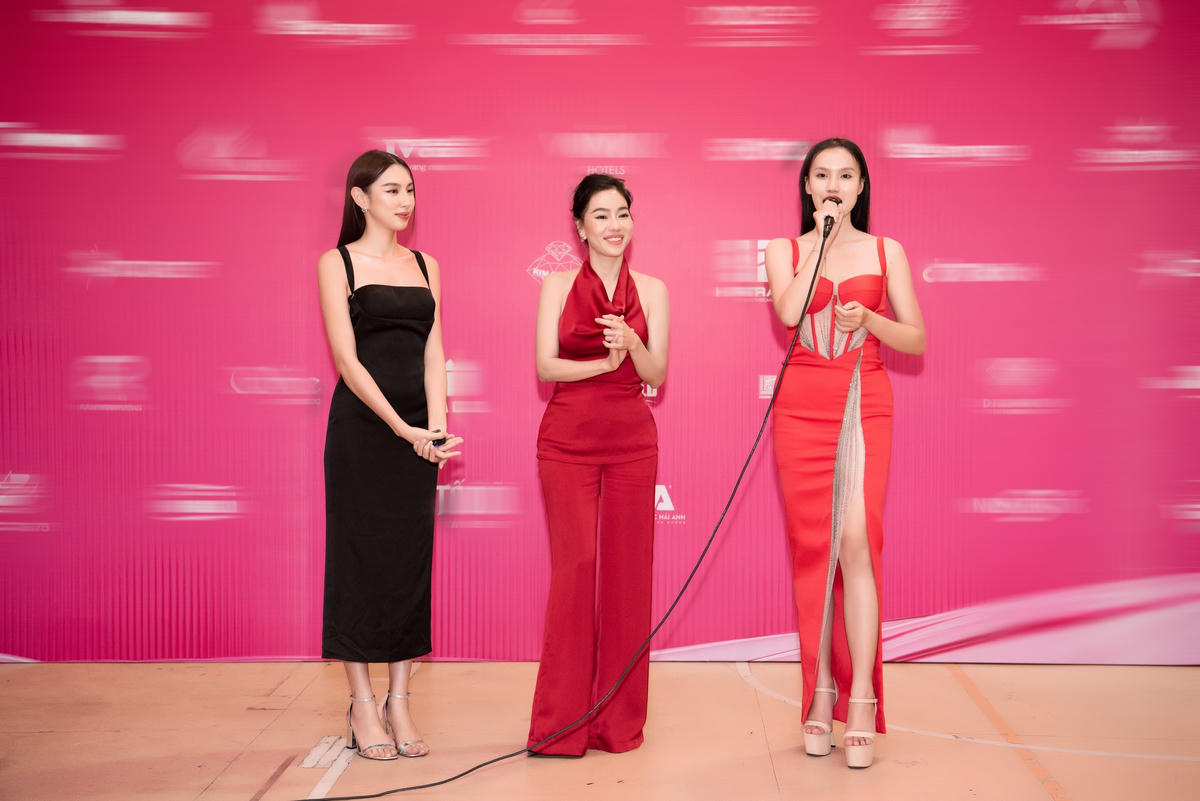 Thùy Tiên chia sẻ kinh nghiệm chịu áp lực với các thí sinh trong thời gian dài. 