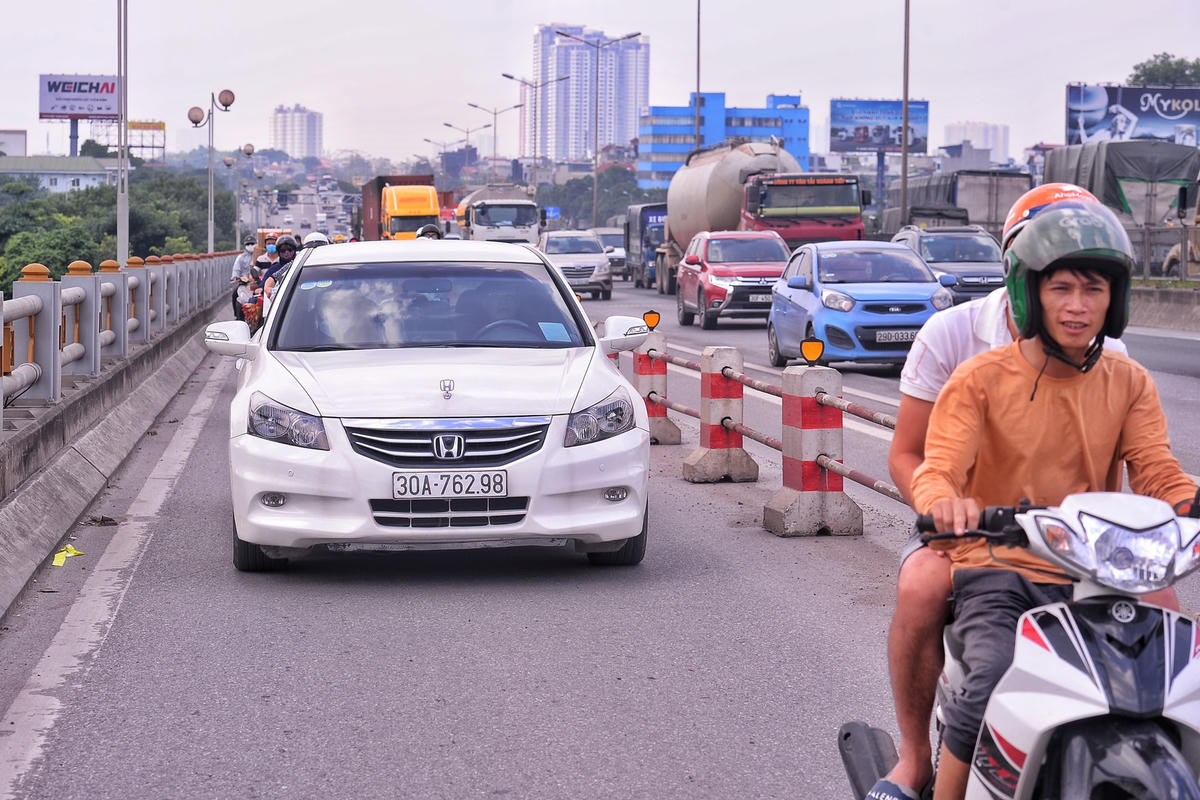 Nhiều tài xế ngang nhiên đi vào làn cấm ô tô trên cầu Thanh Trì sau khi phân lại làn