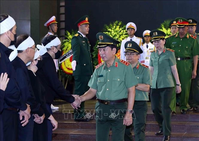 Thượng tướng Trần Quốc Tỏ, Thứ trưởng Bộ Công an chia buồn cùng gia đình đồng chí Nguyễn Khánh. Ảnh: An Đăng/TTXVN.
