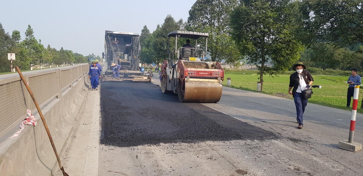 Cán bộ công nhân chi nhánh BOT tuyến tránh TP Vinh đã bắt đầu thảm nhựa khi trời tiết thuận lợi.