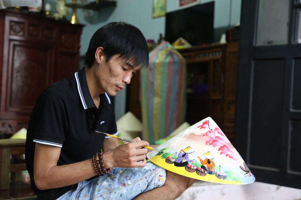 Anh Nhật cho biết, trước đây anh có theo học nghề vẽ tranh lụa từ một người quen. Sau này, khi nghề vẽ tranh lụa không còn thịnh hành nữa, nên anh Nhật đã chuyển sang tìm hướng đi mới cho riêng mình.