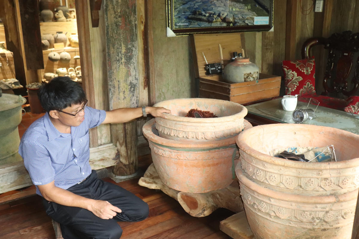"Từ những chiếc bát, cái chum, đến tượng đồng các loại…, hễ nghe thấy ở đâu đào được là tôi lại tìm đến để hỏi mua", anh Hưng bộc bạch.  