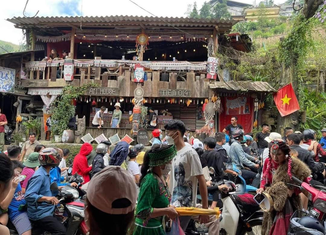 Nhà hàng, quán ăn đông người. Ảnh IT