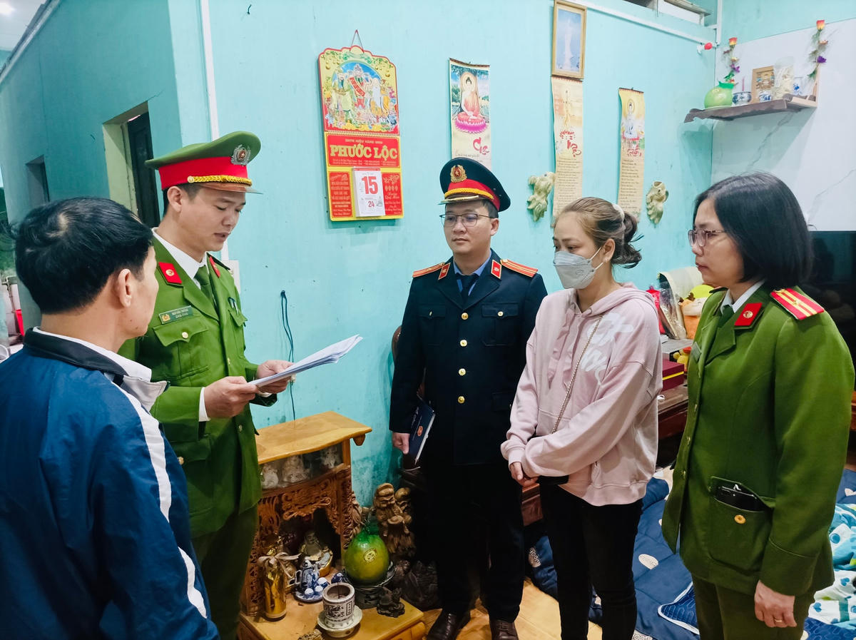 Công an đọc lệnh bắt giữ đối tượng liên quan đến hành vi trốn thuế.
