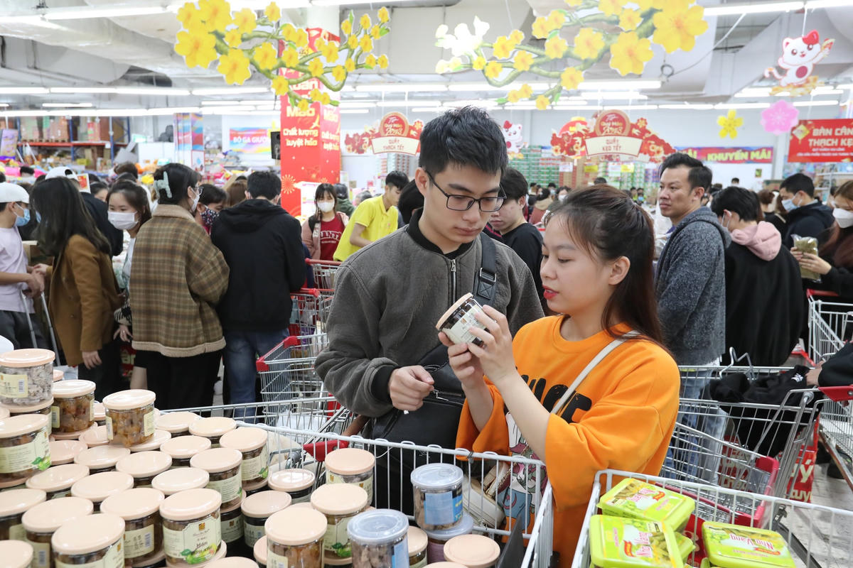 Người tiêu dùng thêm nhiều lựa chọn khi hệ thống bán lẻ phát triển. Ảnh: Quang Vinh.