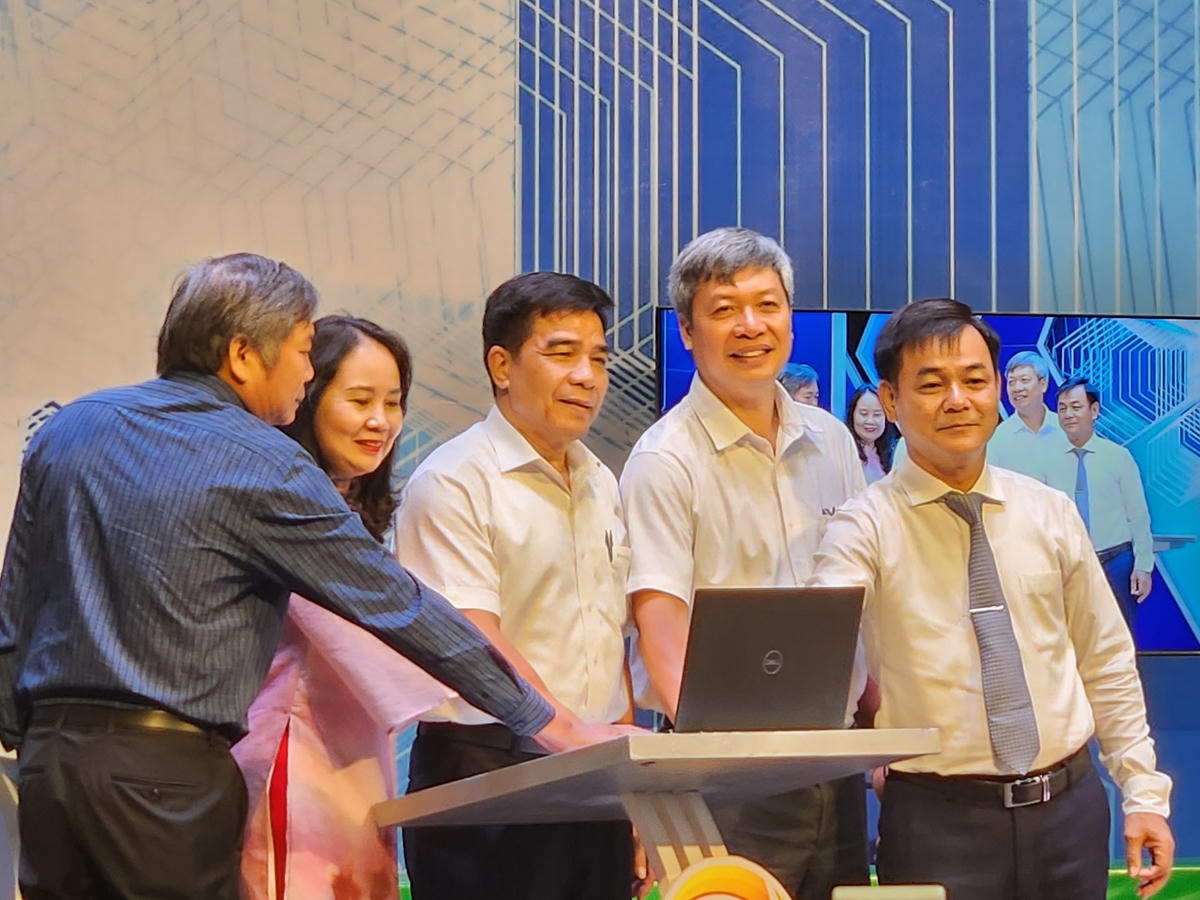 Lãnh đạo tỉnh Quảng Nam bấm nút khai mạc cuộc thi.
