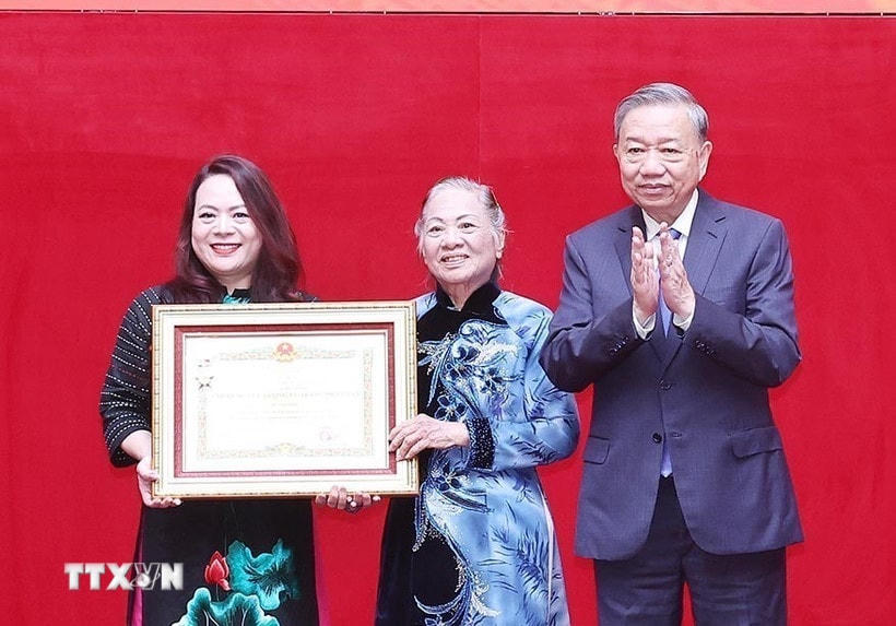 Tổng Bí thư Tô Lâm trao Danh hiệu Anh hùng Lực lượng vũ trang nhân dân cho đại diện gia đình Thượng tướng Bùi Thiện Ngộ. (Ảnh: Thống Nhất/TTXVN)