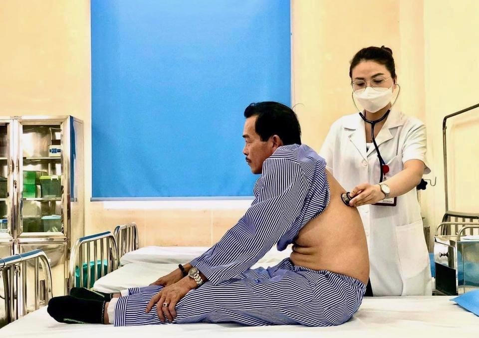 Bệnh nhân bị sốc phản vệ phải cấp cứu tại Trung tâm Y tế huyện Sóc Sơn (Hà Nội) do ăn lòng lợn, tiết canh.
