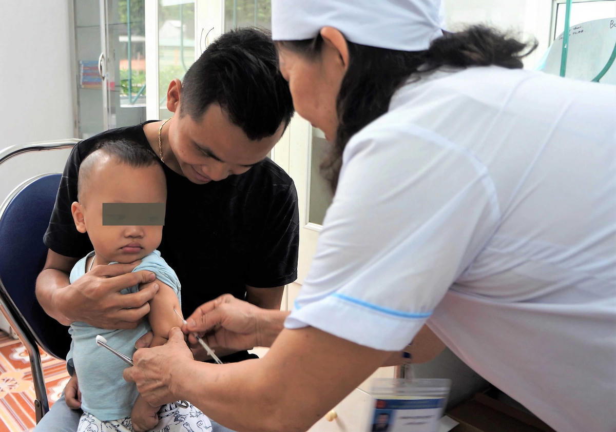 Sớm gỡ vướng mắc để đảm bảo nguồn vaccine tiêm chủng mở rộng. Ảnh: TL.
