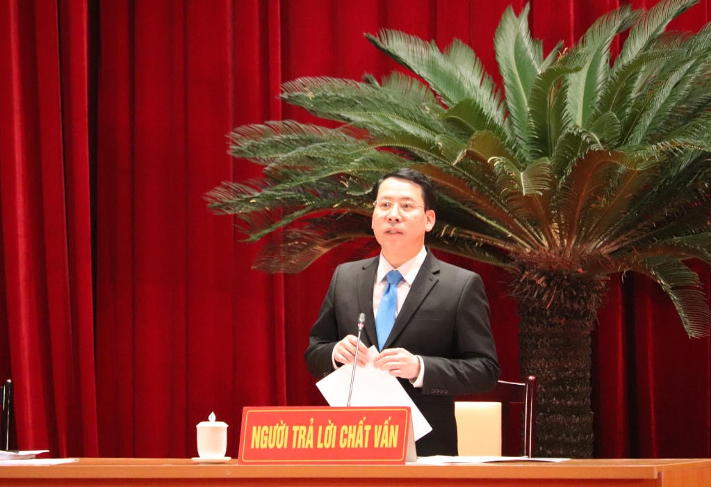Giám đốc Sở TN&MT tỉnh Quảng Ninh Trần Như Long trả lời chất vấn. Ảnh: QMG.