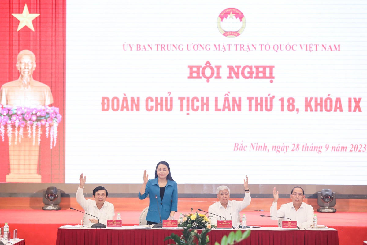 Đoàn Chủ tịch UBTƯ MTTQ Việt Nam tiến hành biểu quyết thông qua Nghị quyết Hội nghị . Ảnh: Quang Vinh.