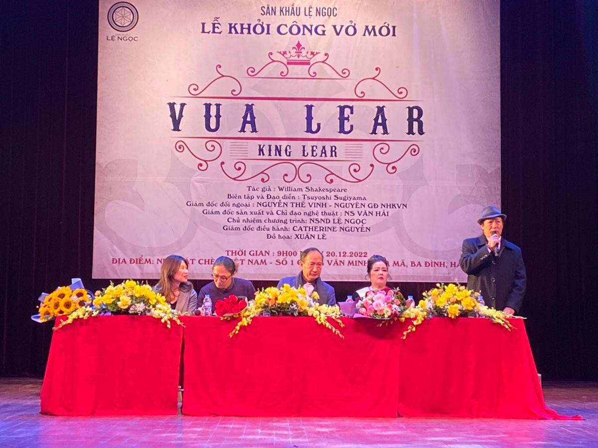 Ê-kíp dàn dựng tại lễ khởi công vở “Vua Lear”