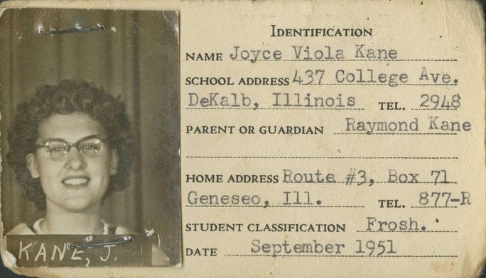 Thẻ sinh viên của bà Joyce DeFauw hồi năm 1951. Ảnh: Trường ĐH Northern Illinois