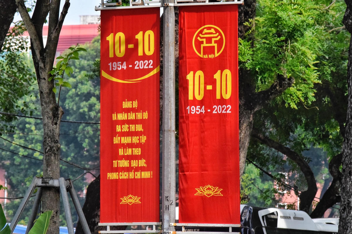 Phố phường Hà Nội trang hoàng rực rỡ mừng Kỷ niệm 68 năm Ngày Giải phóng Thủ đô