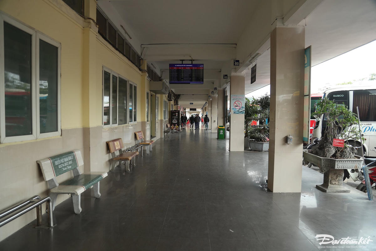 W_ben_xe_vang_ve-le-khanh9.jpg