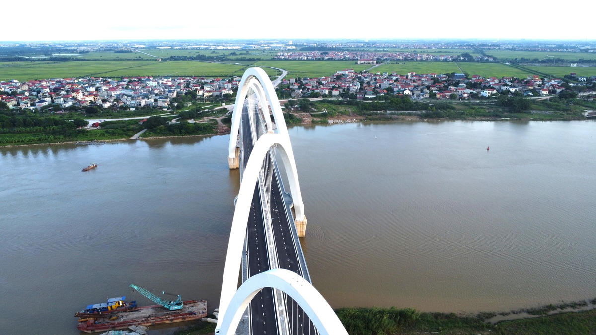 Để thi công hạng mục khó khăn nhất là nhịp vòm thép, có thời điểm nhà thầu phải huy động cần cẩu nặng gần nghìn tấn để thi công.