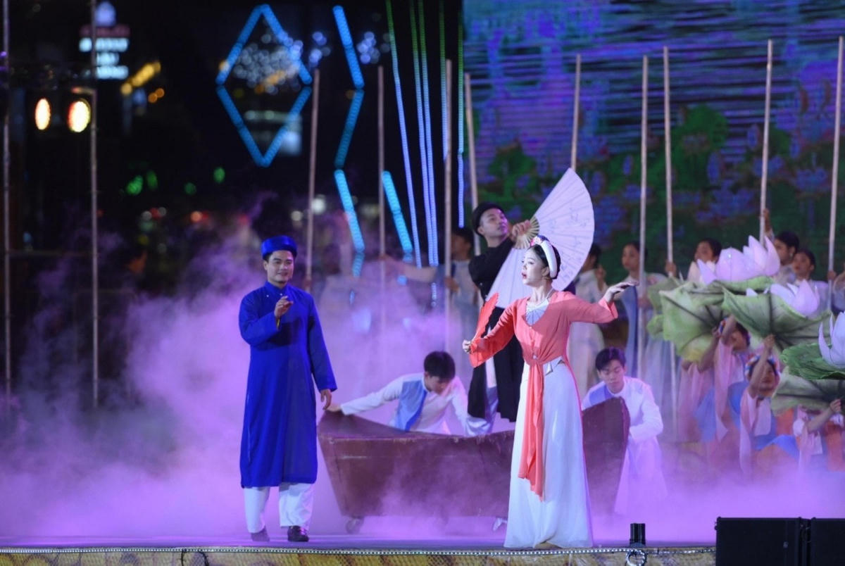 Chương trình nghệ thuật tái hiện hình ảnh bà Hồ Xuân Hương tại lễ kỷ niệm. Ảnh TC