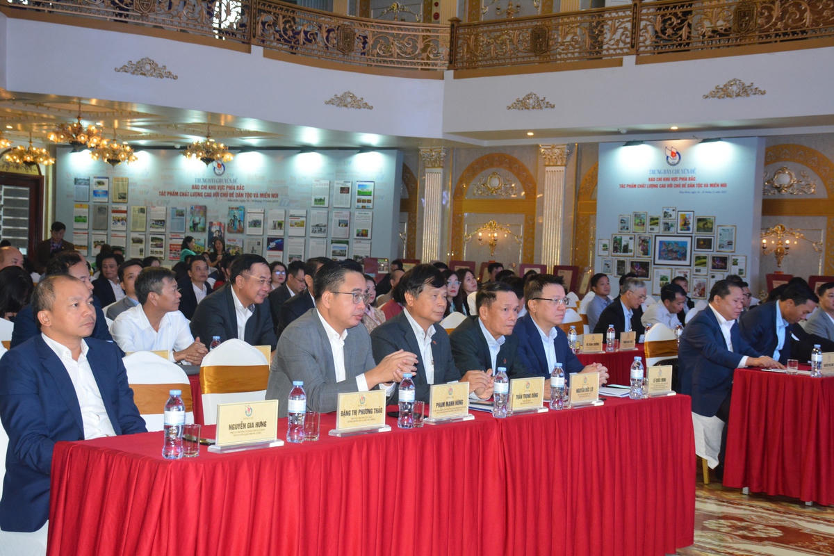 Các đại biểu tham dự hội nghị.