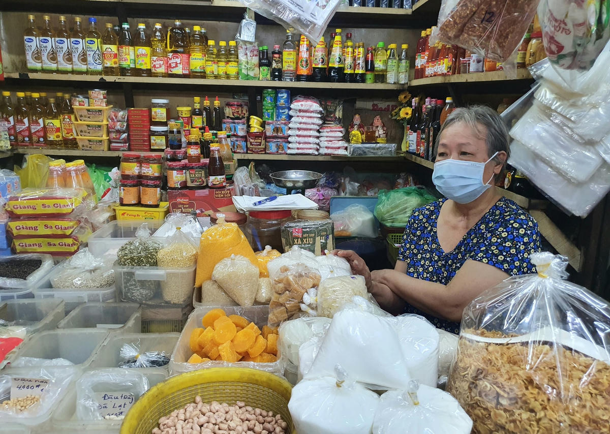 Chợ truyền thống vẫn sử dụng lượng lớn túi ni lông khó phân hủy.
