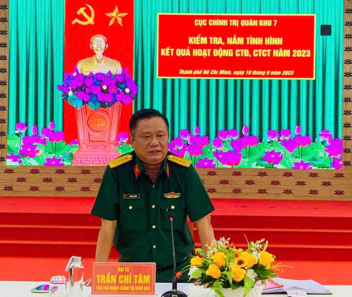 Đại tá Trần Chí Tâm, Phó chủ nhiệm Chính trị Quân khu 7 (Bộ Quốc phòng) phát biểu kết luận buổi kiểm tra. (ảnh: Minh Phương)