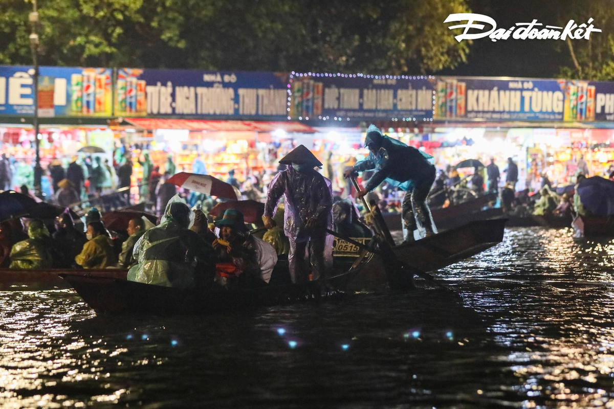 Từ sớm tinh mơ, hàng ngàn du khách thập phương đã về chùa Hương đi lễ đầu năm.