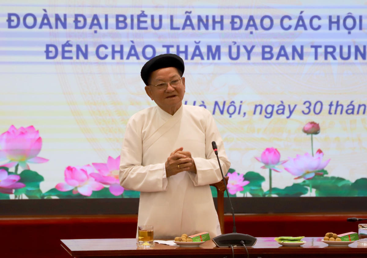 Đầu sư Trần Đức Tăng, Trưởng Ban Thường trực Hội thánh Cao Đài Minh Chơn đạo chào thăm UBTƯ MTTQ Việt Nam.