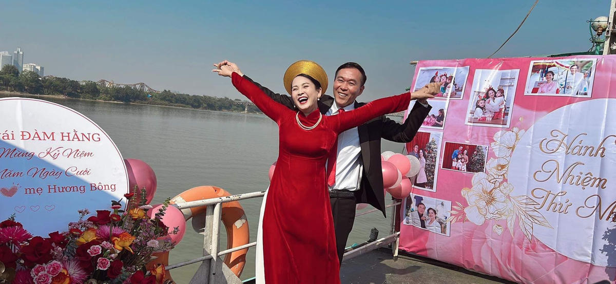 Nghệ sĩ Lan Hương mặc bộ áo dài nhung màu mận chín, đội khăn vành bên chồng - NSƯT Đỗ Kỷ.