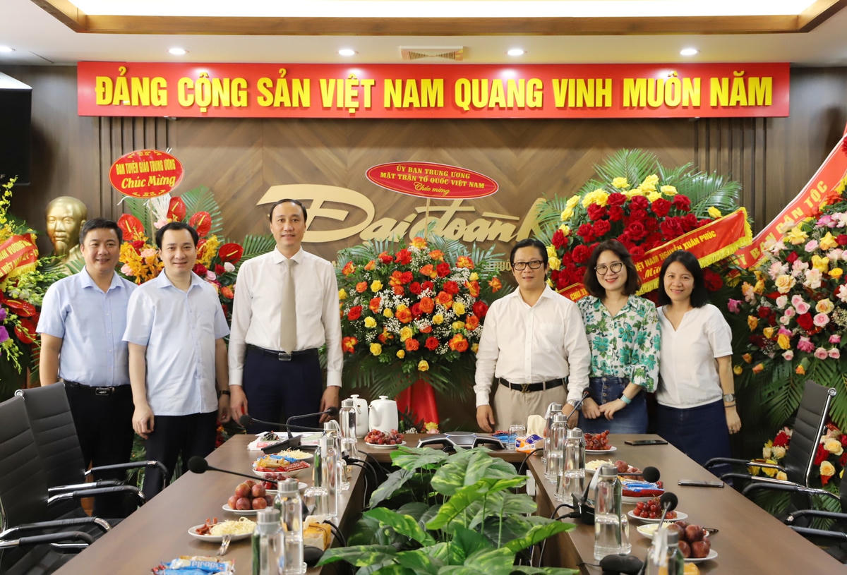 Phó Chủ tịch Phùng Khánh Tài tặng hoa chúc mừng Báo Đại Đoàn Kết nhân ngày Báo chí Cách mạng Việt Nam.
